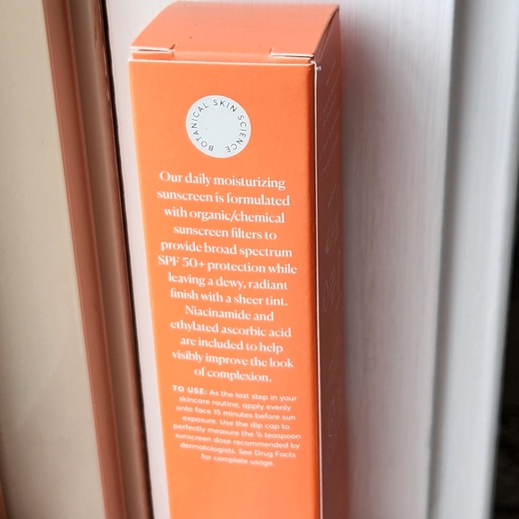 NIB NATURIUM DEW GLOW TINTED MOISTURIZER SPF50+ LIGHT - Picture 10 of 15